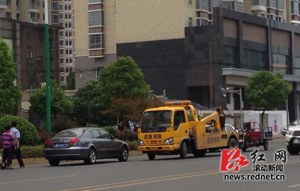 三轮车撞小车后又撞电动车 小车车主将其逼停