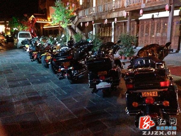 张家界溪布街免费为全国哈雷骑士办理“绿卡”