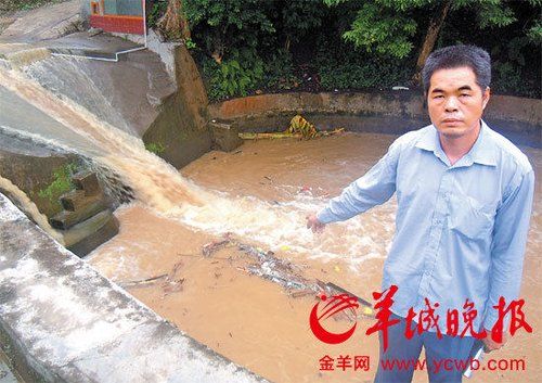 初中女生水渠陂头游玩被同学失手推下身亡(图)