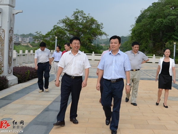 攸县县委书记胡湘之(前右)率党政考察团在孝文化公园参观
