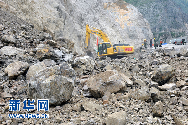  9月1日，武警水电部队在214国道塌方路段抢通施工。新华社记者陈海宁摄