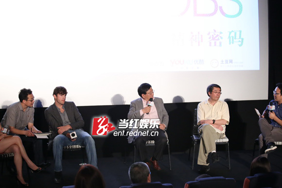 艾什顿-库彻现场与观众互动