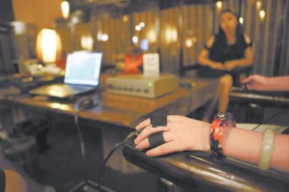 一位相亲女宾正在进行测谎仪测试。