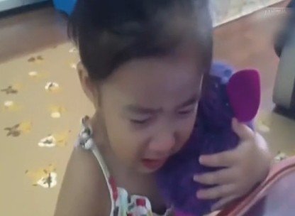 [视频]玩具没电 小萝莉以为其已死伤心痛哭