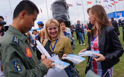 中国空军八一飞行表演队明信片受到国际友人欢迎