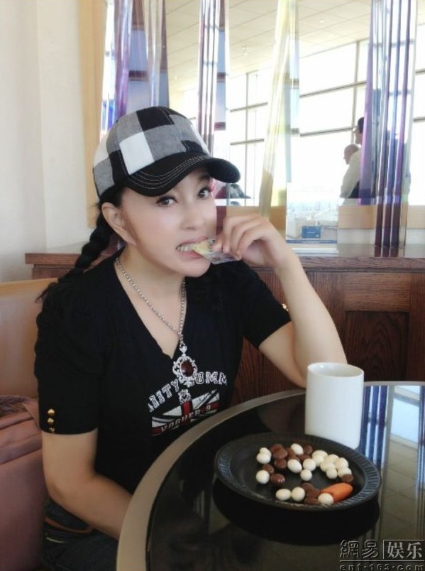 刘晓庆曝美国机场候机室照片容颜不老(组图)