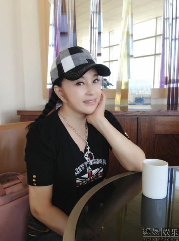 刘晓庆曝美国机场候机室照片容颜不老(组图)