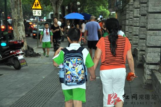 开学日的家长印象:书包又轻了