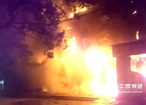 9月2日凌晨，南昌青云谱区一超市发生火灾，约1小时后，大火被扑灭。