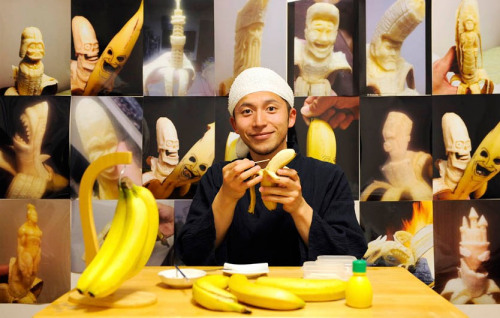 香蕉雕刻师山田惠辅与他的作品。