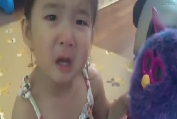 [视频]玩具没电 小萝莉以为其已死伤心痛哭
