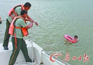边防官兵搭救落水者。