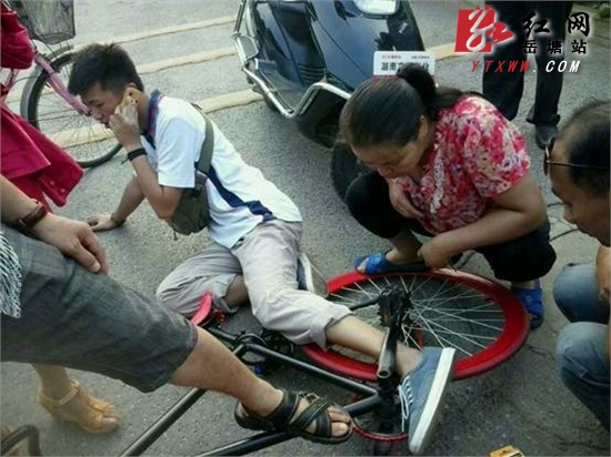 17岁少年被单车“咬住”脚 热心路人积极施救