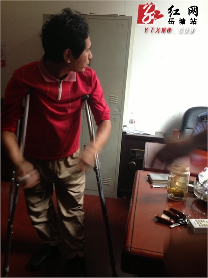 岳塘城管帮助残疾人士