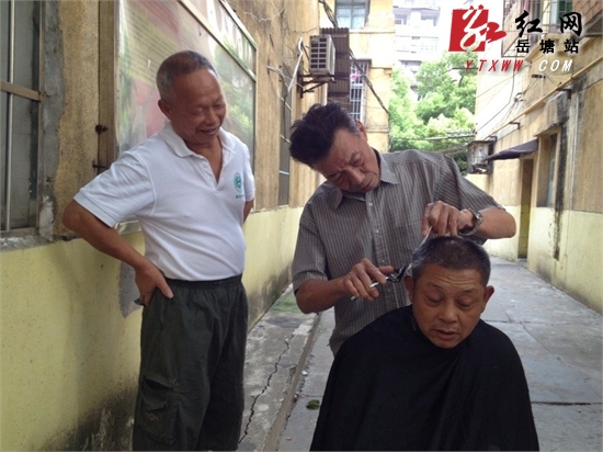 霞光社区最美理发师,挥动爱心剪,义务理发十余载