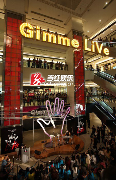 胡夏香港宣传人气爆棚    林奕匡平原习作high翻现场《Gimme LiVe》巨型結他舞台