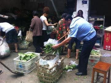 城管帮摊贩挪菜扫地被质疑开店 回应称系执法