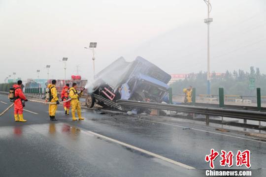 京台高速德州段一新癸酸运输车侧翻致泄漏 无伤亡