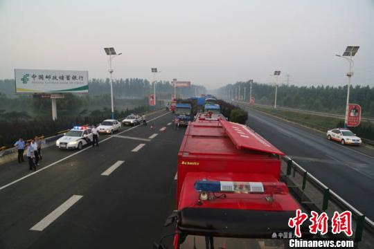 京台高速德州段一新癸酸运输车侧翻致泄漏 无伤亡