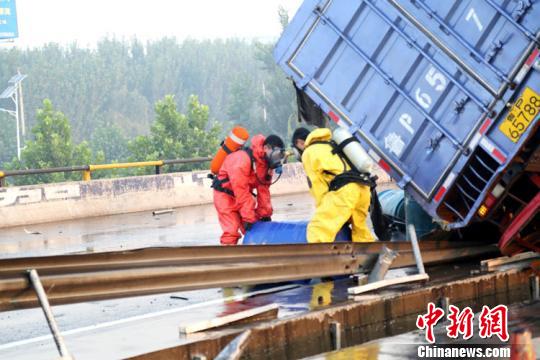 京台高速德州段一新癸酸运输车侧翻致泄漏 无伤亡
