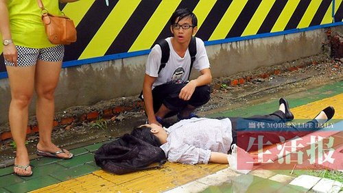 女子醉倒小伙拿背包当她枕头 3个月3次喝醉进医院