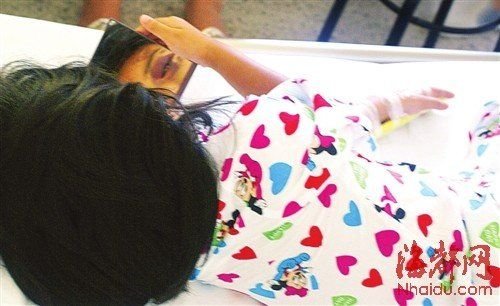 看着镜子里的自己，小铮铮难过极了