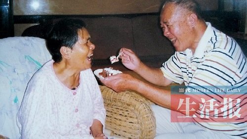 妻子瘫痪14年 八旬翁不离不弃每天给妻写情诗(图)