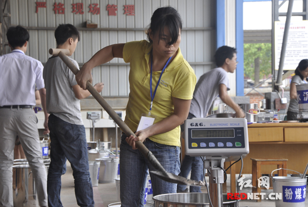 来自中建五局广西南宁项目的80后选手赖美莲笑称自己是快乐的“女汉子”。
