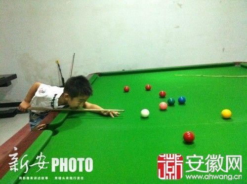 3岁“神童”玩转斯诺克.