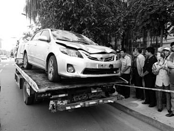 太远一辆银色轿车逆行连撞5人 2人死亡3人受伤