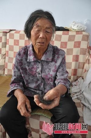 少女当街暴打七旬亲奶奶:脚踩胳膊手撕头发(图)