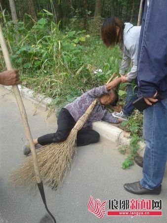 少女当街暴打七旬亲奶奶:脚踩胳膊手撕头发(图)