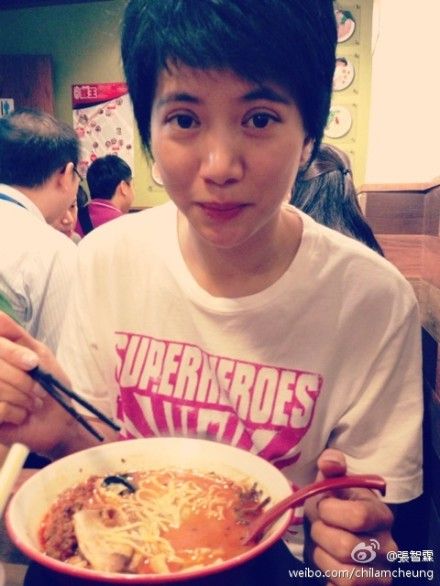 袁咏仪生日张智霖陪吃长寿面 恩爱合影(图)