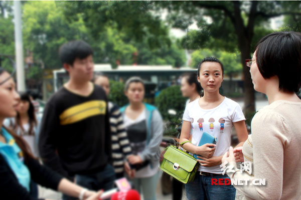 百度工作人员（右一）和小彭向媒体介绍相关情况。