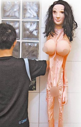 男子网购充气娃娃超出预想 直呼像恐怖女鬼(图)