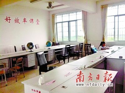 小丽未交捐资助学费，被逐出教室在办公室自习。 胥柏波摄