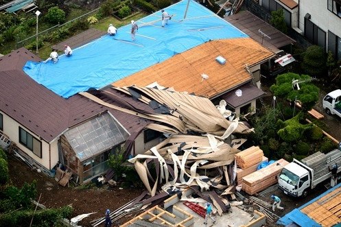 日本现漏斗形狂风天色昏暗屋顶被吹翻学生尖叫