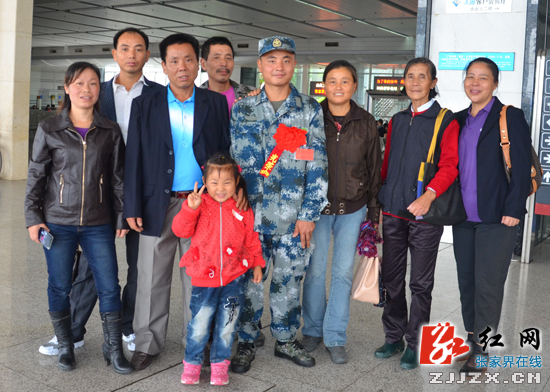 张家界市“90”后新兵话别亲人 踏上新征程