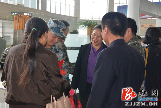 张家界市“90”后新兵话别亲人 踏上新征程