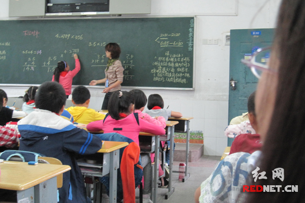 长沙高新区麓谷小学老师相互之间学习教育经验。
