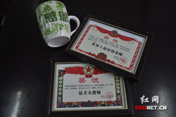 这些礼品,都是往年教师节学生送给肖孟珍老师的礼物,但她一直珍藏着,因为这是人生的另一种财富。