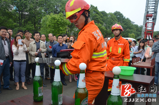 张家界市党政领导消防体验周 体验消防别样魅力