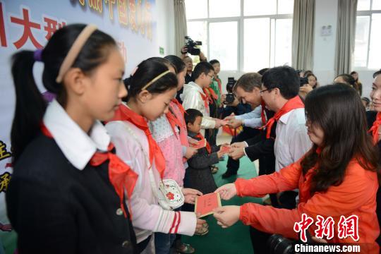 中国儿童慈善活动日走进雅安多企业资助灾区学生