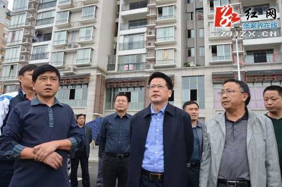 杨光荣调研社区建设工作