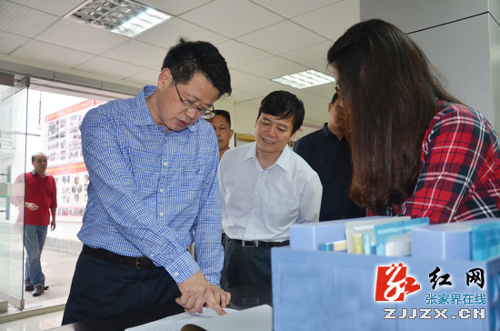 杨光荣调研社区建设工作