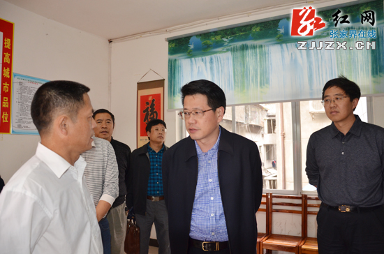 杨光荣调研社区建设工作