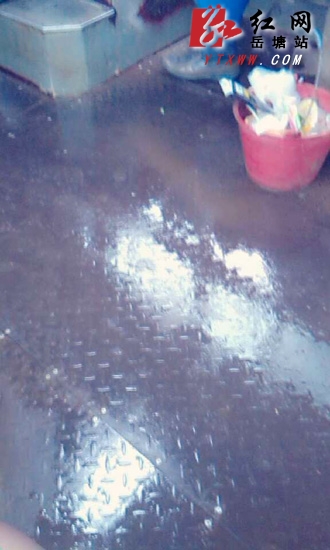 【湘潭公交乱象】118路公交天窗无盖车内下小雨