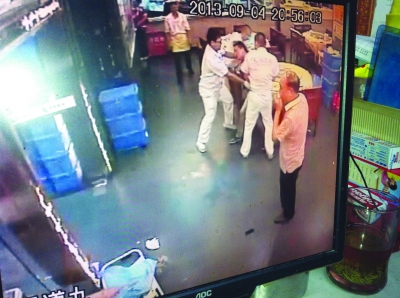 赶去救人,急救人员却被醉酒男打伤