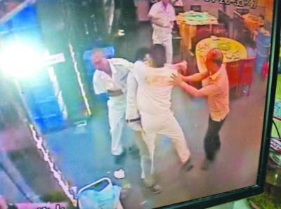 赶去救人,急救人员却被醉酒男打伤