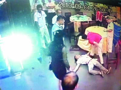 赶去救人,急救人员却被醉酒男打伤